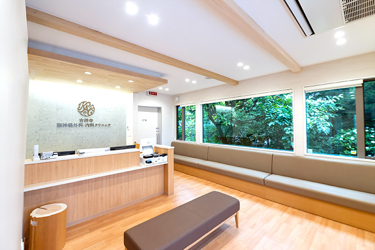 緑が見える待合室