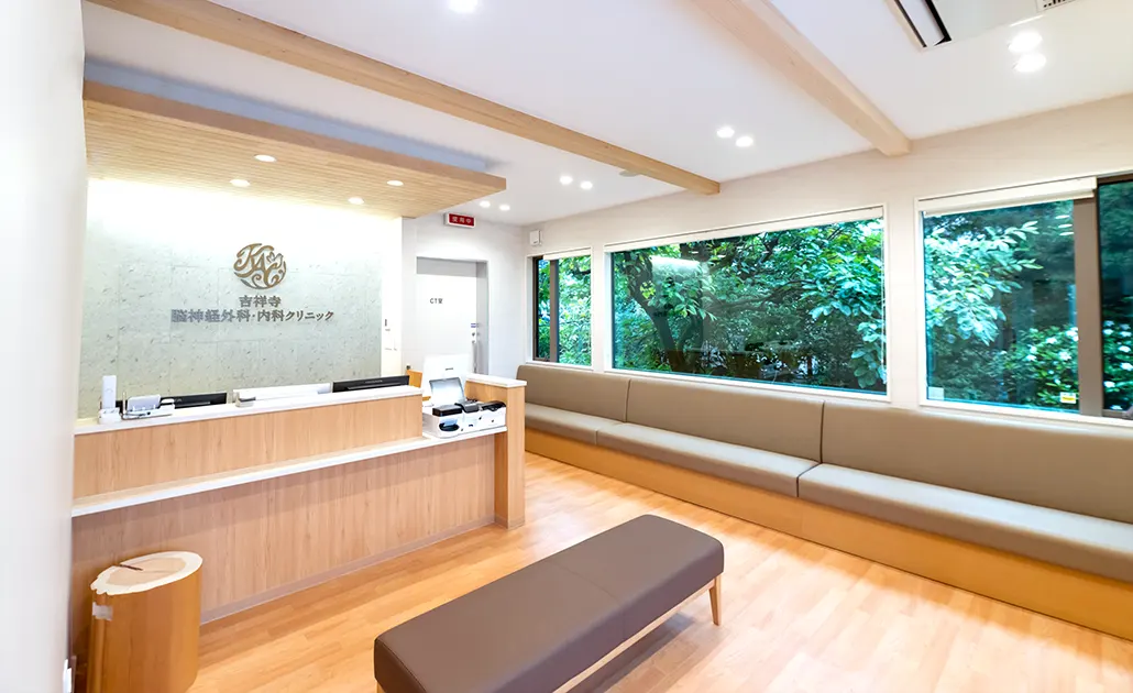 緑がみえる待合室